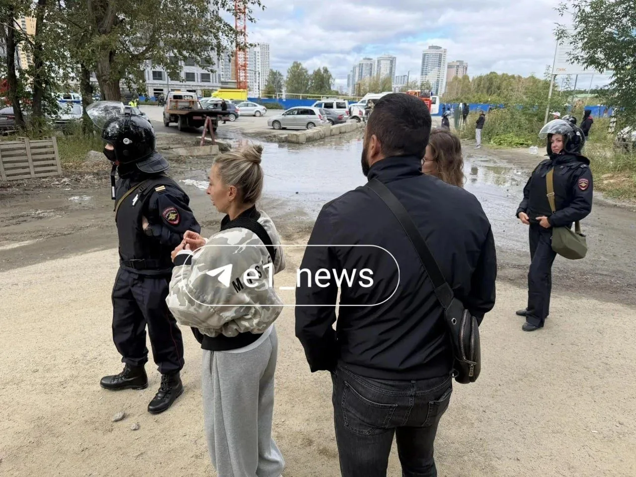 Пока что в дом никого не впускают