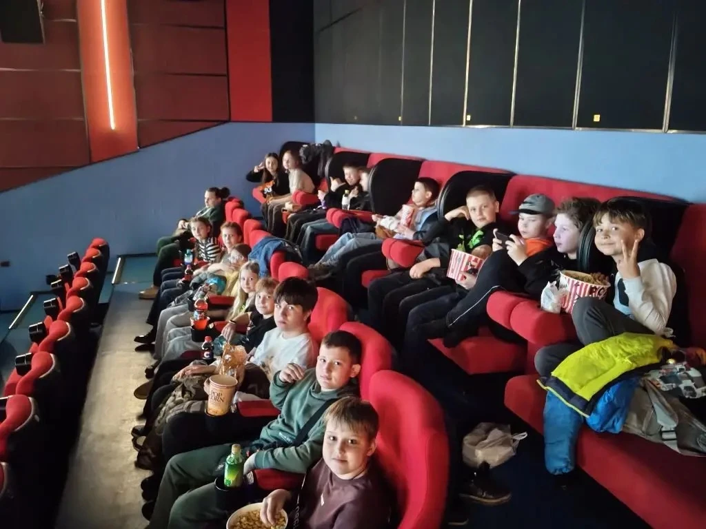 Учащиеся 4Д класса провели замечательный и насыщенный день 🎬✨  Ребята отправились в кинотеатр, где п