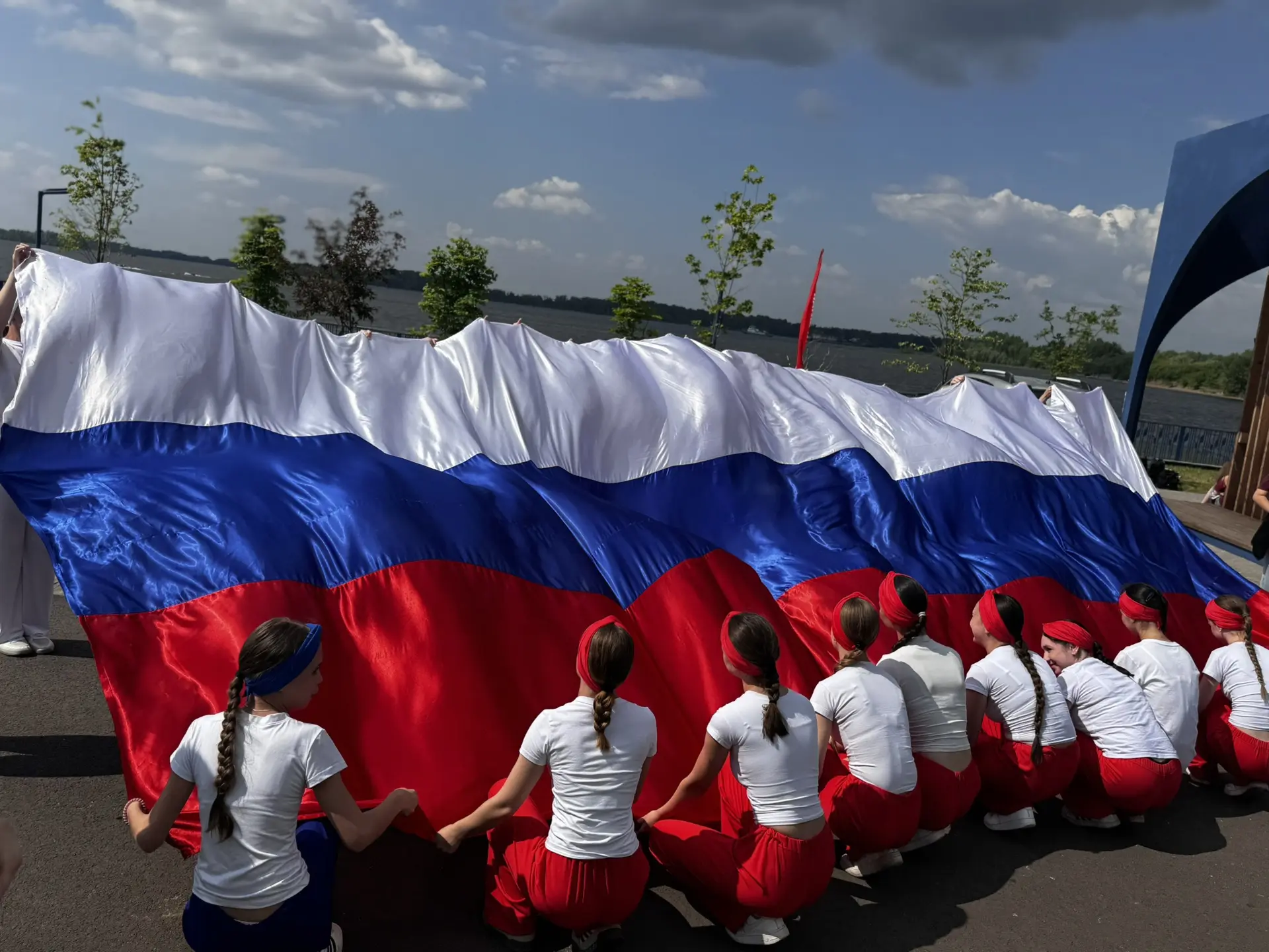 «Под флагом России»: на набережной «Наречье» прошел праздничный концерт в честь Дня России