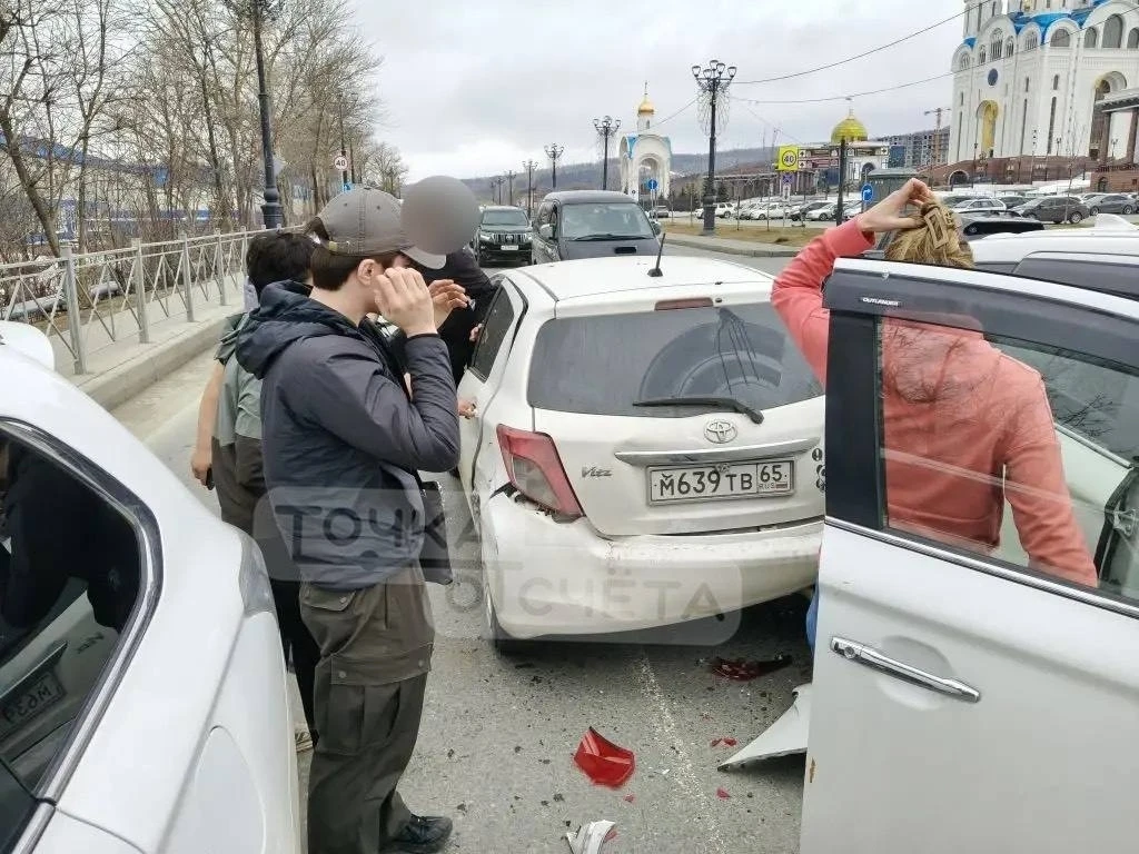 ⚡️Очевидец: легковушка проехала юзом и зацепила несколько авто в Южно-Сахалинске  Авария случилась с