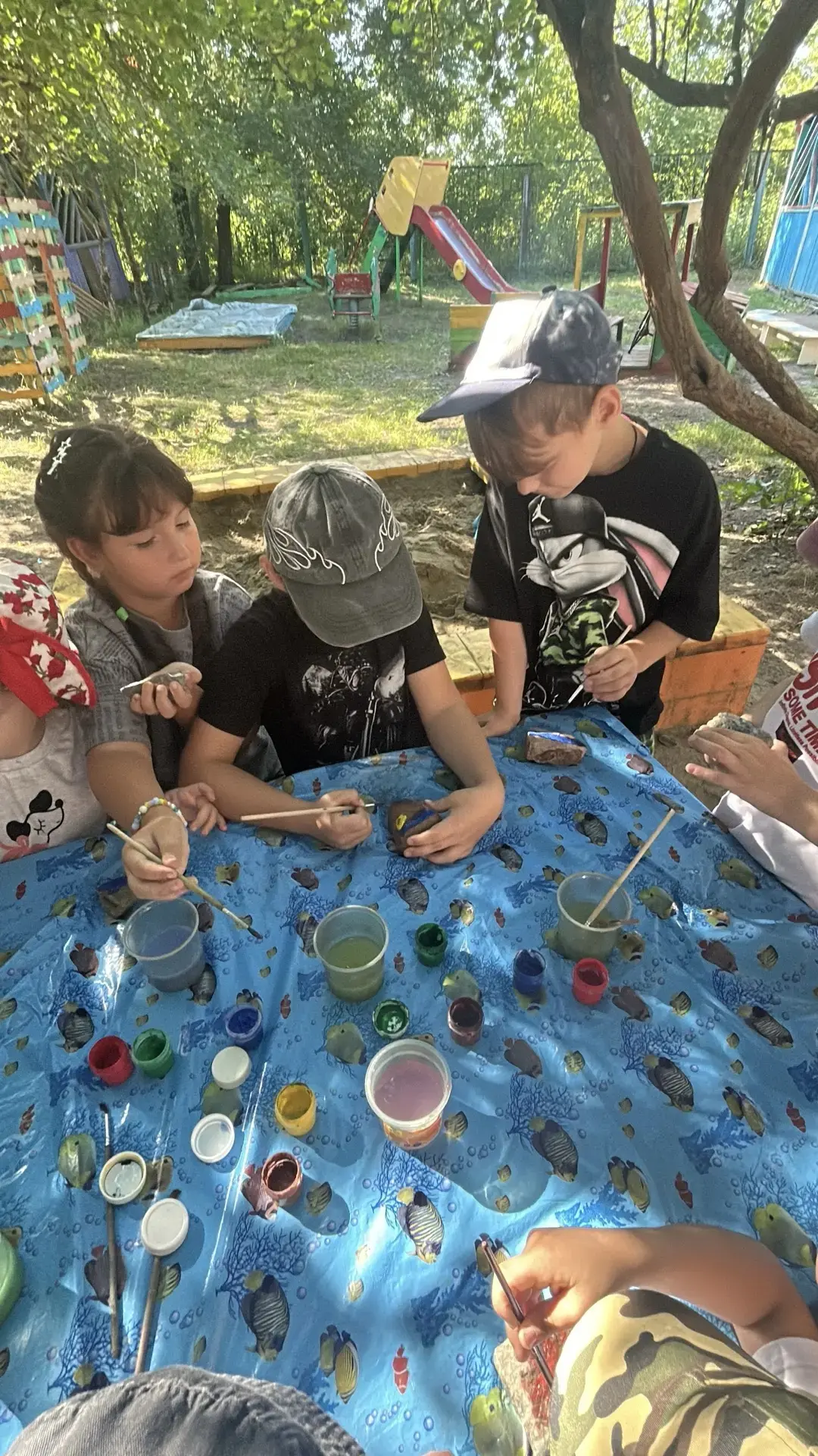 Наши ребята👧👦 узнали, что рисовать можно не только на бумаге, 🎨🖌но и на камнях,🪨 и это стало на