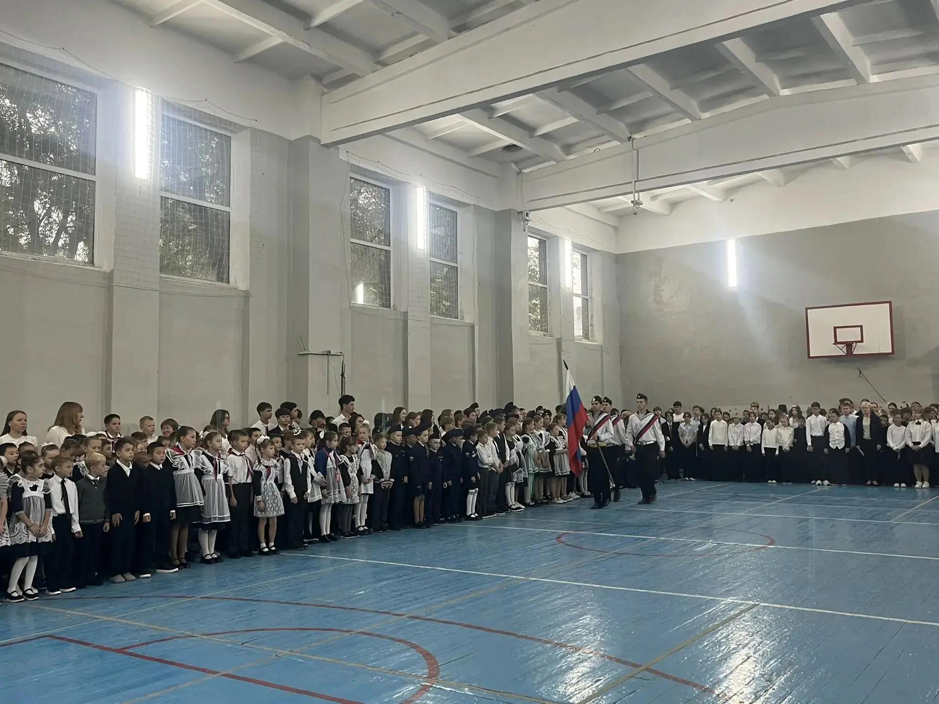 Новая учебная неделя в нашей школе началась с торжественной церемонии поднятия Государс...