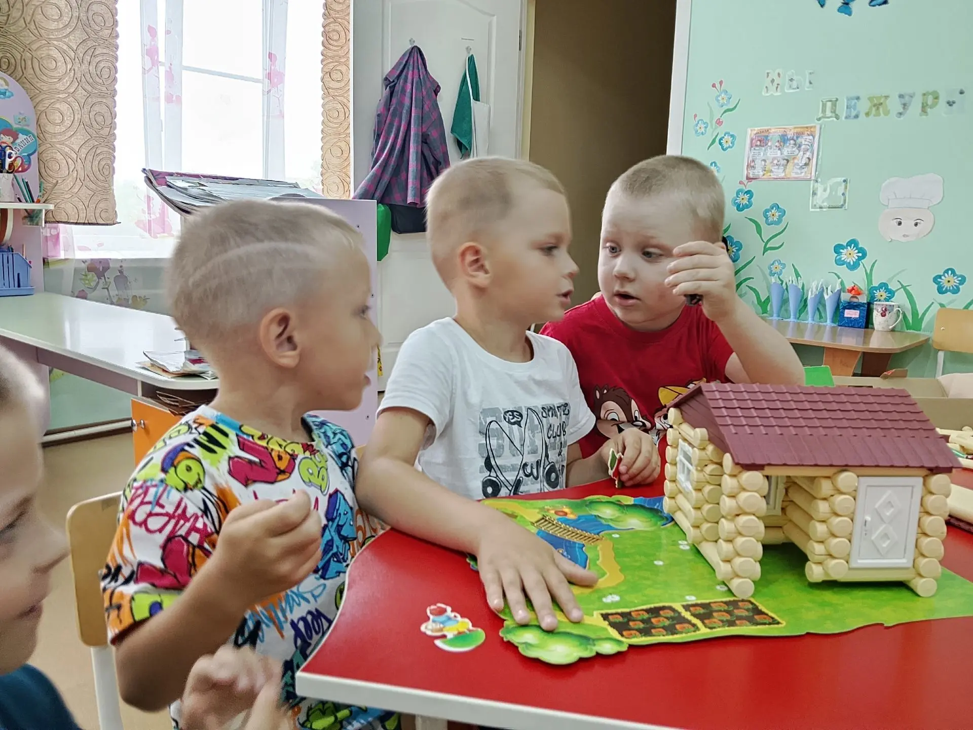 🙌Сегодня "Незабудки" собирали игровой конструктор - домики. Ребятам очень понравилось проявлять фан