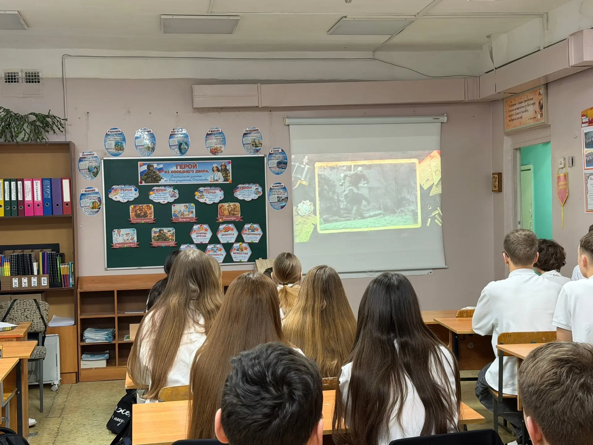 🇷🇺Традиционно утро понедельника началось с подъема Государственного флага Российской Федерации. Геро