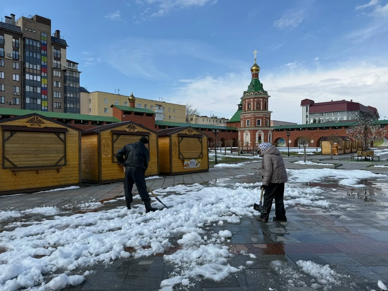 Трудимся на благо любимого города! 🌱

Коллектив Царевококшайского Кремля провел эти два дня максима