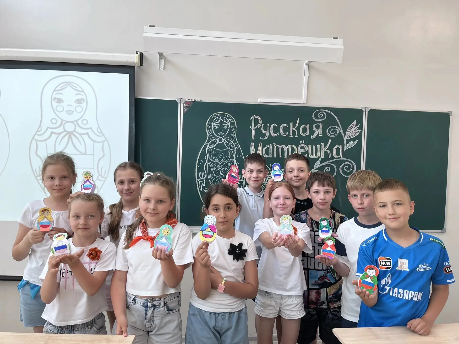 Матрёшка – душа России!

Известная во всём мире игрушка является символом России, олицетворяет матер