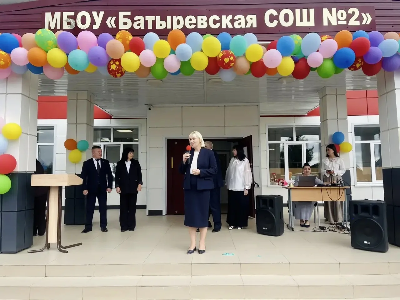 В День знаний министр культуры Чувашии Светлана Каликова поздравила учеников, педагогов...