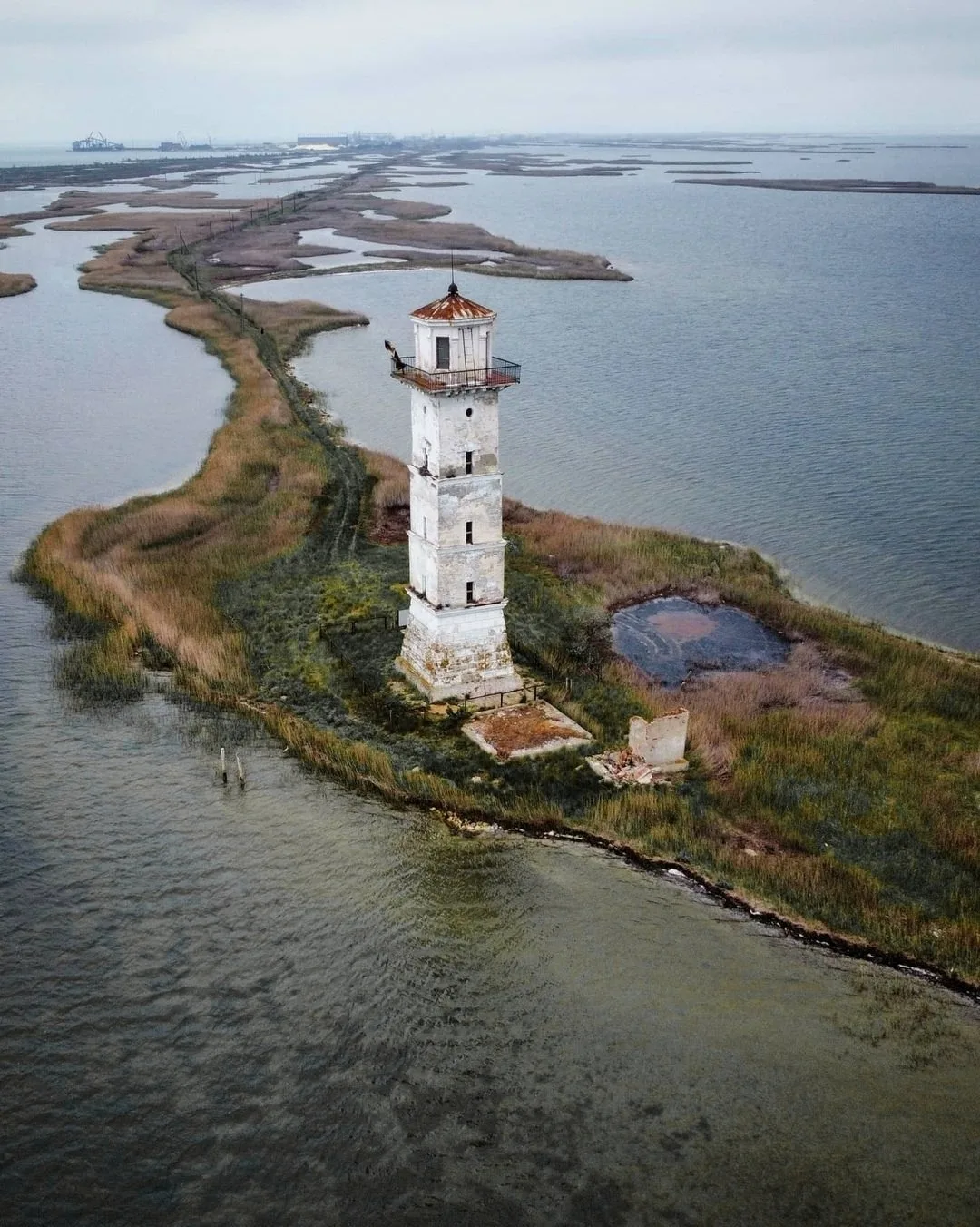 Краснодарский край, коса Чушка.
Задний Чушкинский маяк.

✨Вокруг света✨