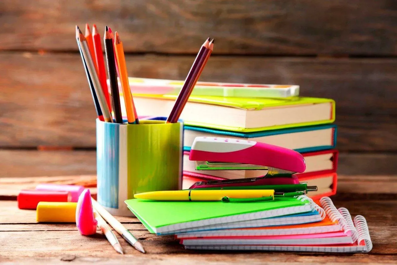 🎒 В Ставрополе продолжается выдача канцелярских наборов первоклассникам из социально у...