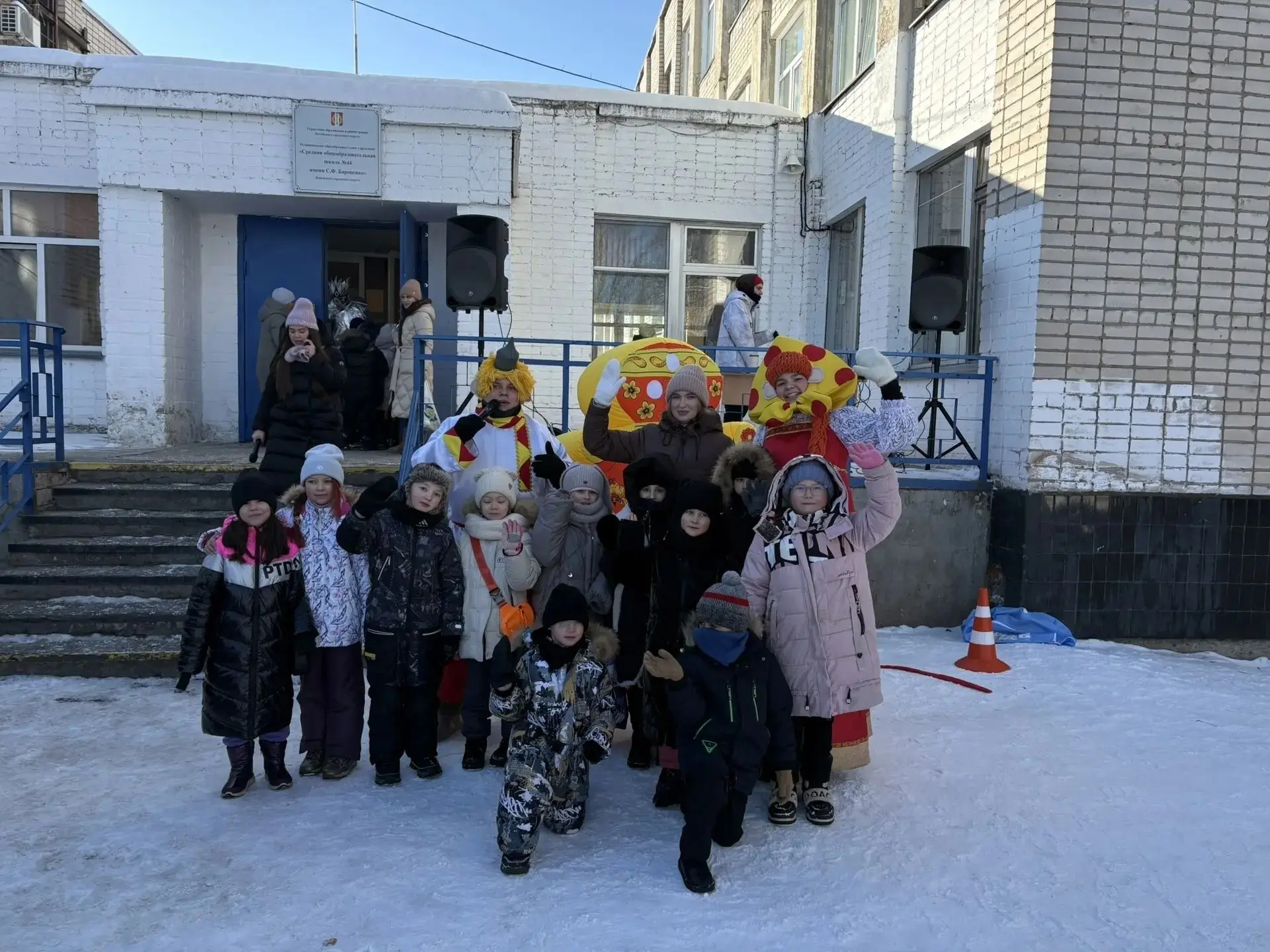 Солнышко светит ярче, птицы поют громче — весна уже на пороге! А это значит, что пришло время провож