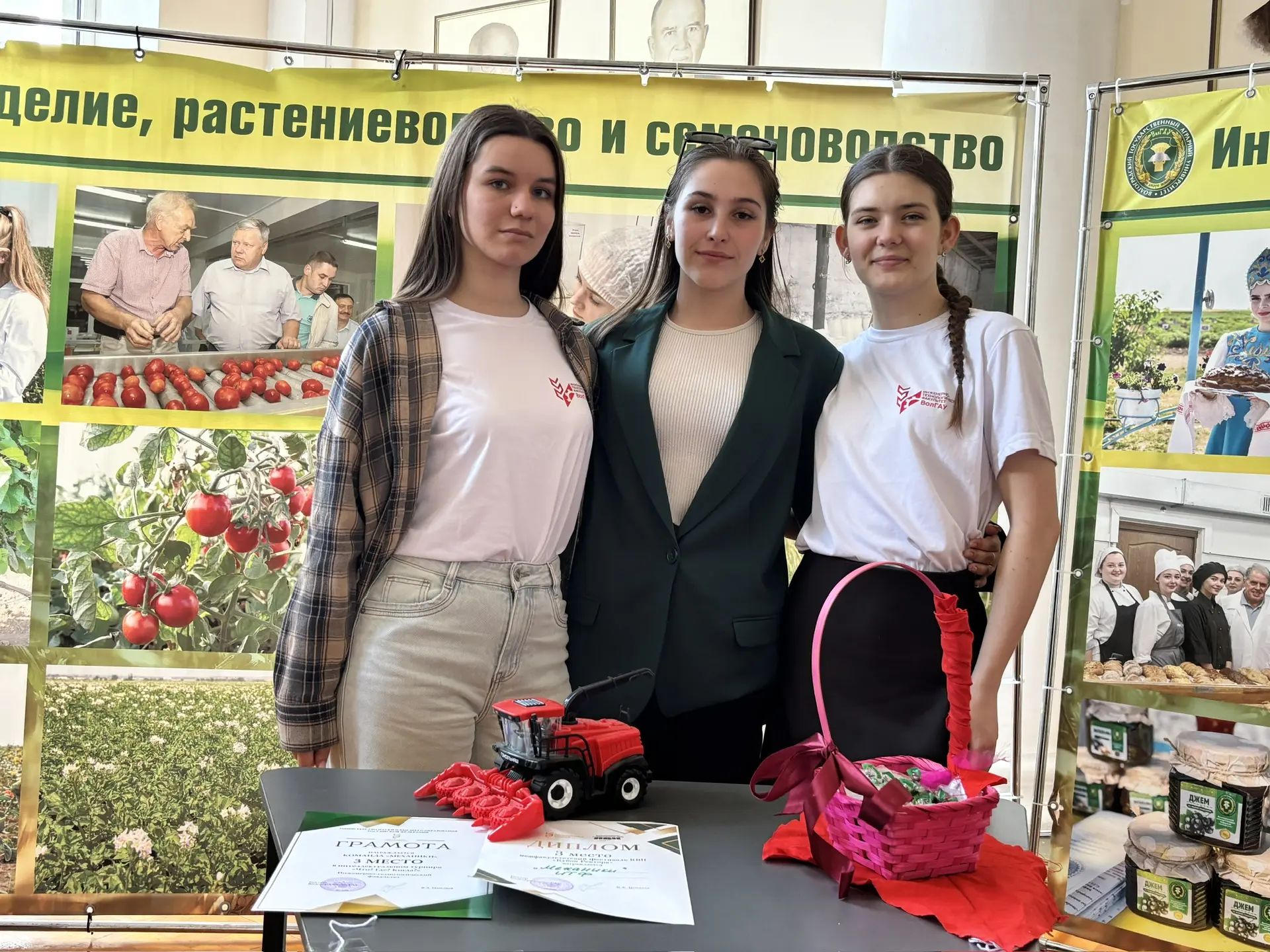 Интеллектуальному клубу «ВолГАУм» - год!  В стенах университета прошло праздничное мероприятие, посв