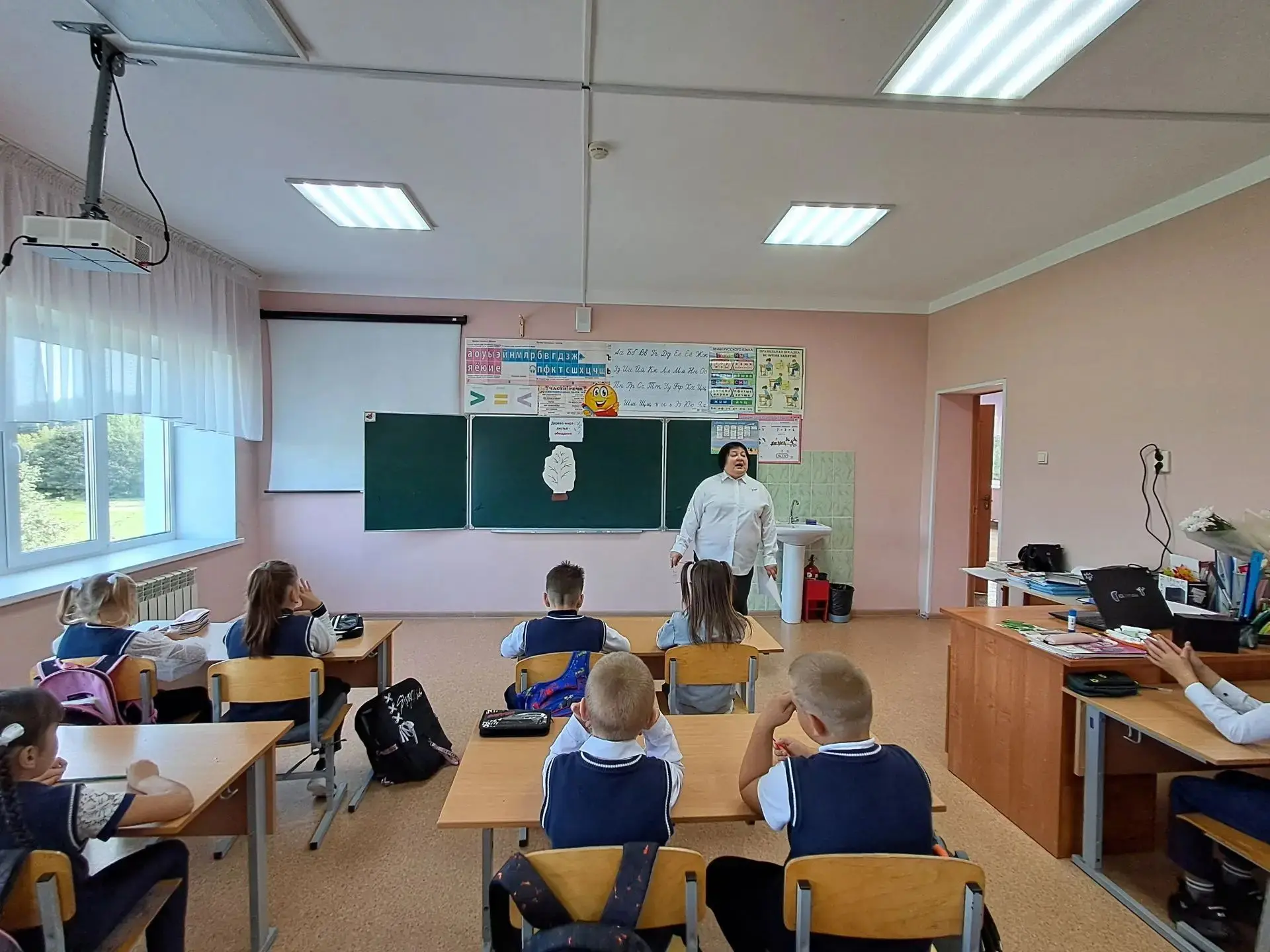 🌳 Яркие краски детства: в Кураловской школе выросло «Дерево мира»