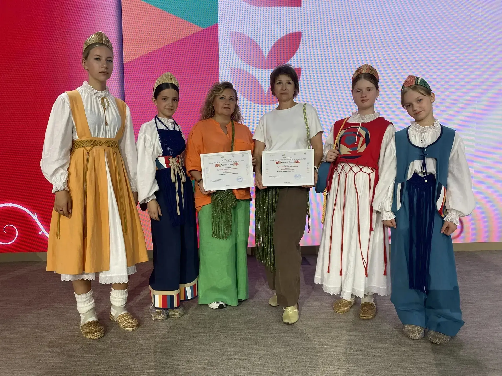 👗 Дизайнеры из Сургутского района представили коллекцию одежды на показе в Москве.

✨ Педагоги Цент