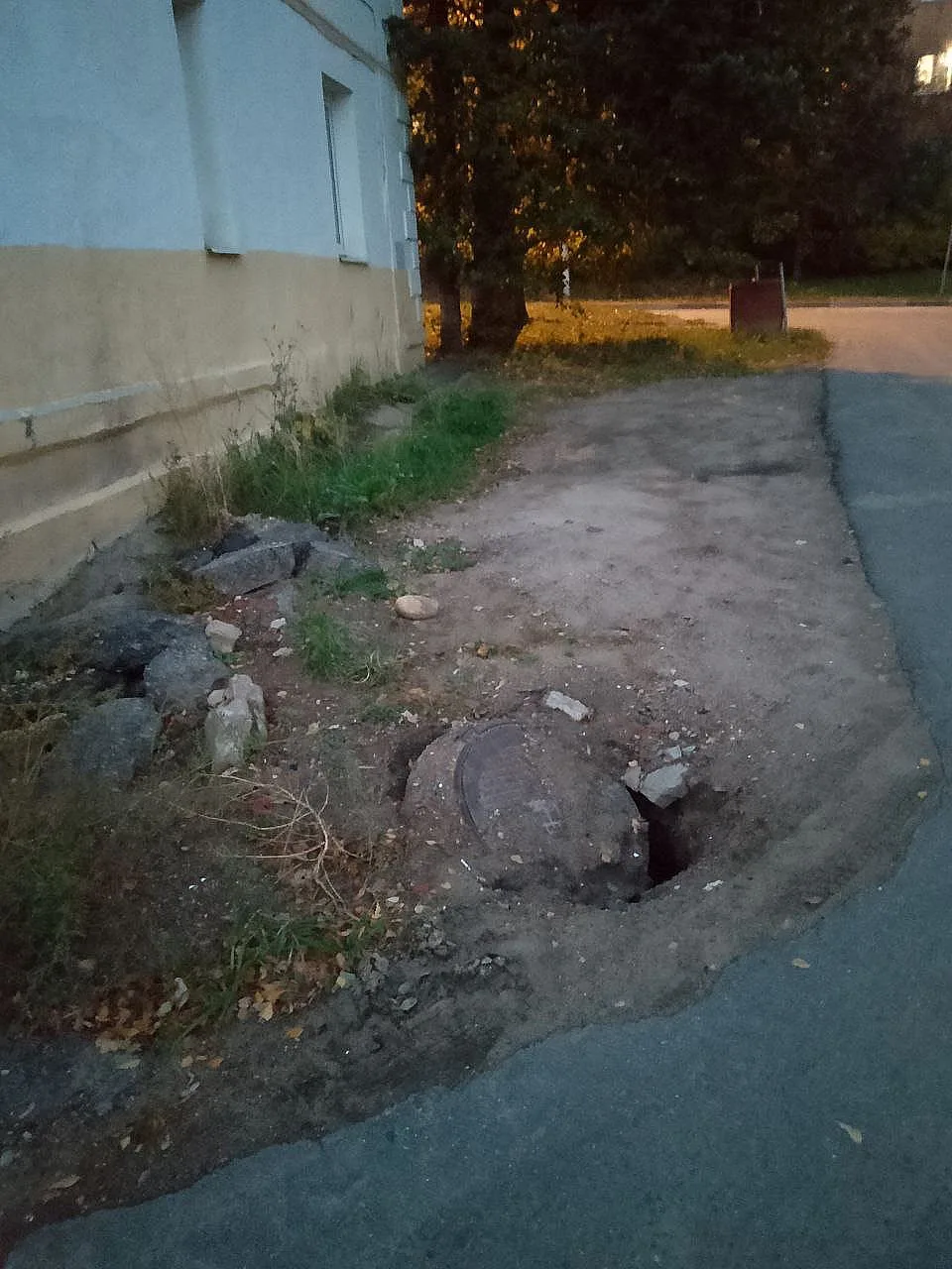 Меняли трубы, раскопали, кое-как закопали, наделав кучу ям и испортив асфальтированную ...