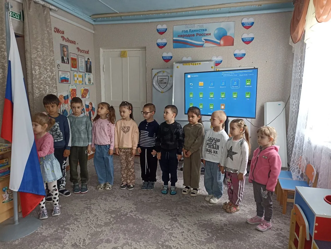 Традиция, каждый понедельник поднятие флага и пение гимна.