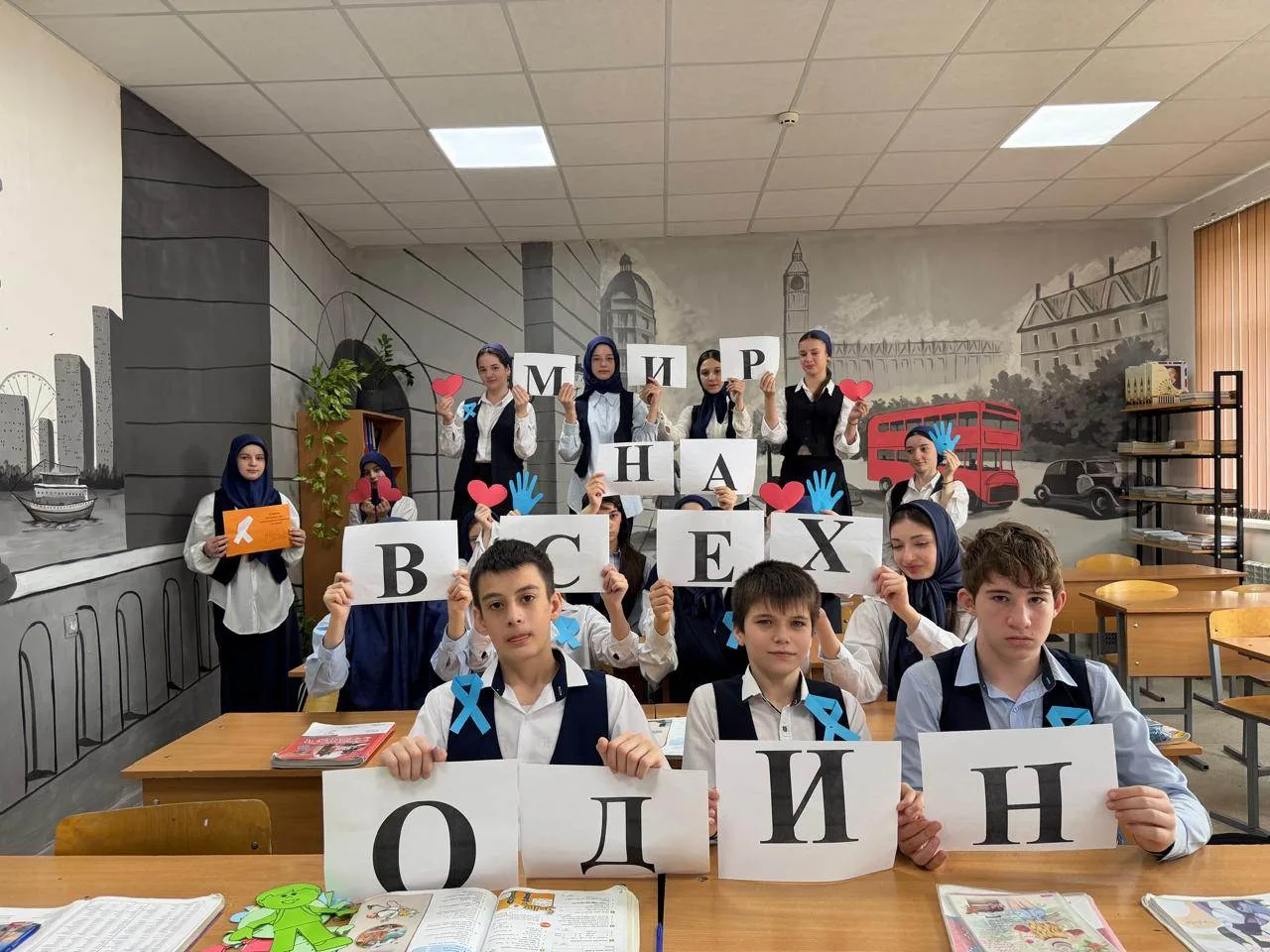 В МБОУ «СОШ № 39 им. Айдамирова Р. А.» прошла акция «Зажги синим» ⁣ 3 апреля 2026 года наша школа пр