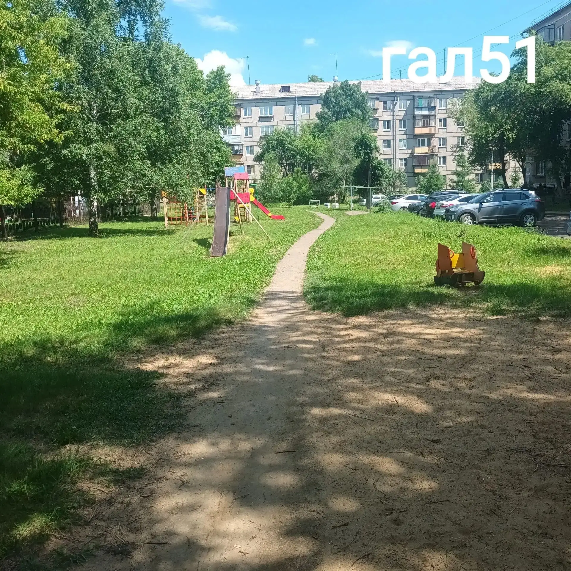 Также покосом травы занимались и по адресам - дом 51 по улице Галиуллина и дома 17, 17/1 и 17/2 по у