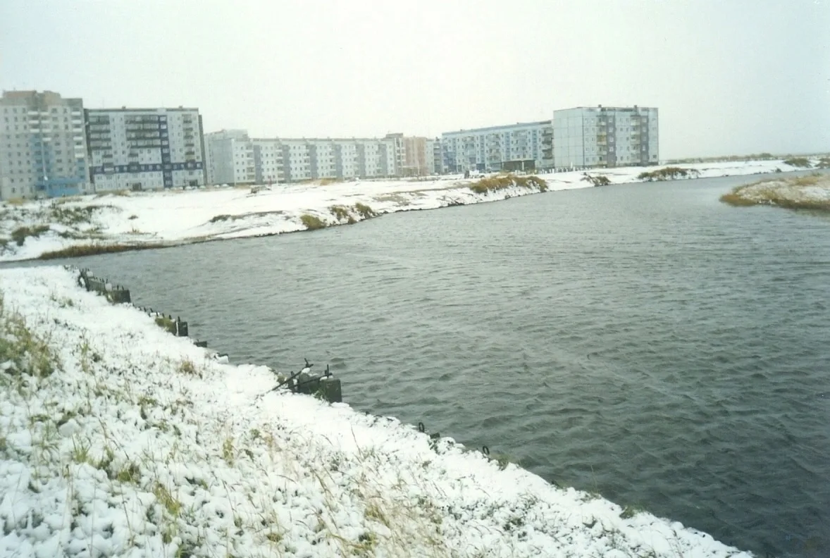 Северодвинск. Набережная реки Кудьма. Нагон воды с моря. 29 сентября 2001 года. Утро.