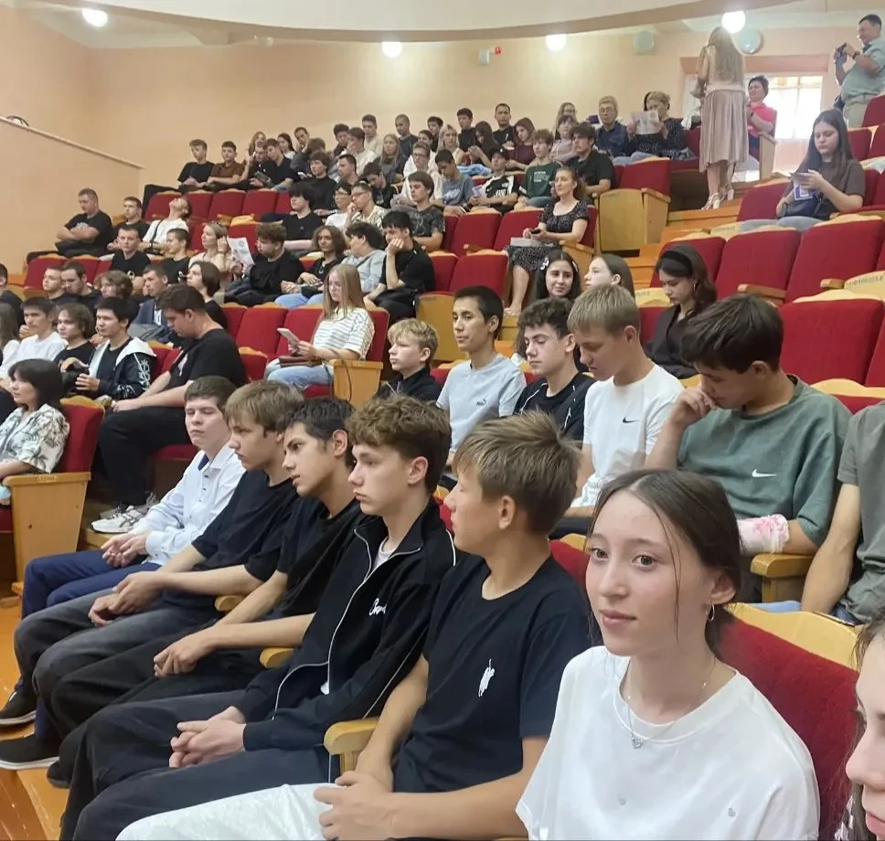 Сегодня обучающиеся МБОУ "СОШ № 8" посетили Центр детского творчества, где развернулась масштабная В