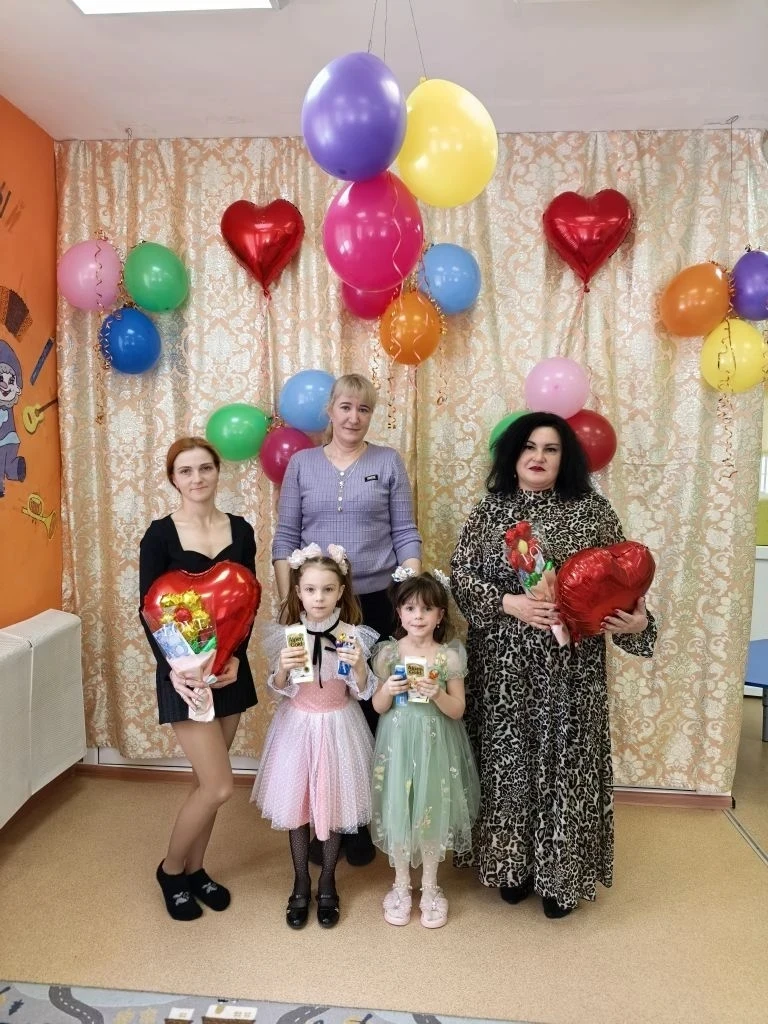 8 Марта в детском саду  - самый трогательный, нежный и удивительный праздник. Он посвящён самым милы