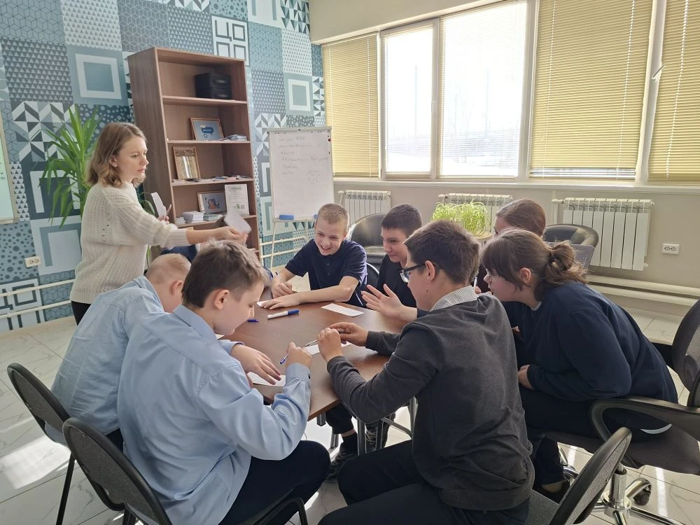 🌟 Увлекательное путешествие в мир профессий 🚀  ✨ 10 марта ученики 6в класса вместе с классным руково