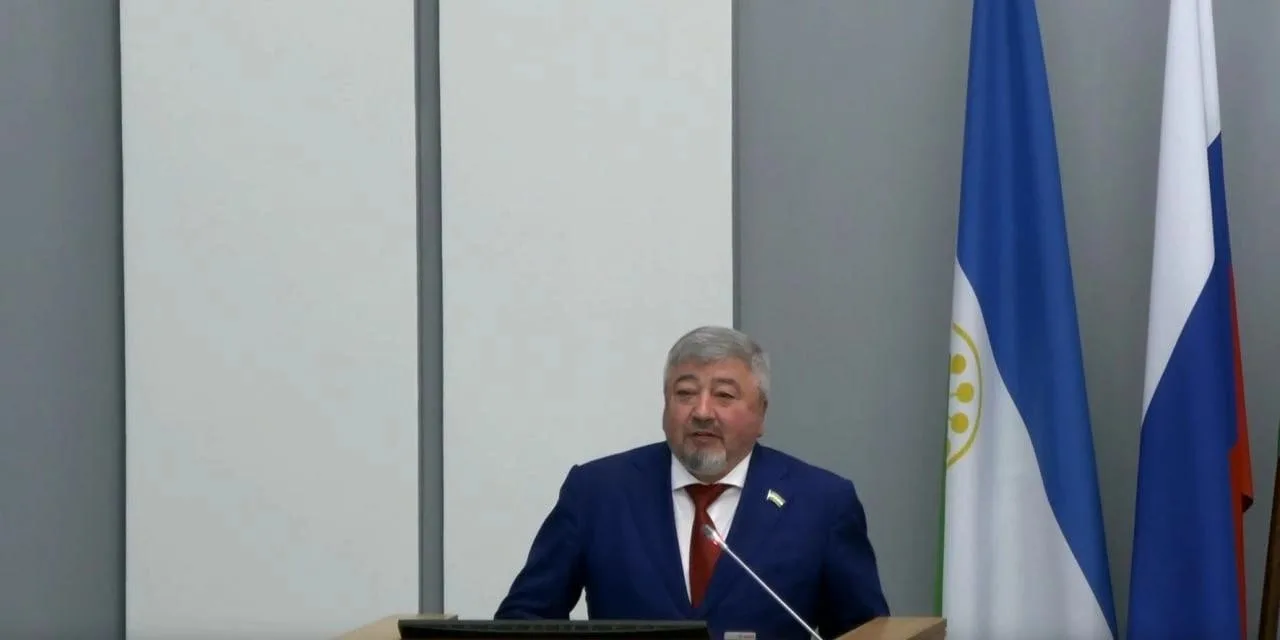 Марата Васимова переизбрали главой Горсовета Уфы. Проголосовали почти единогласно, один...