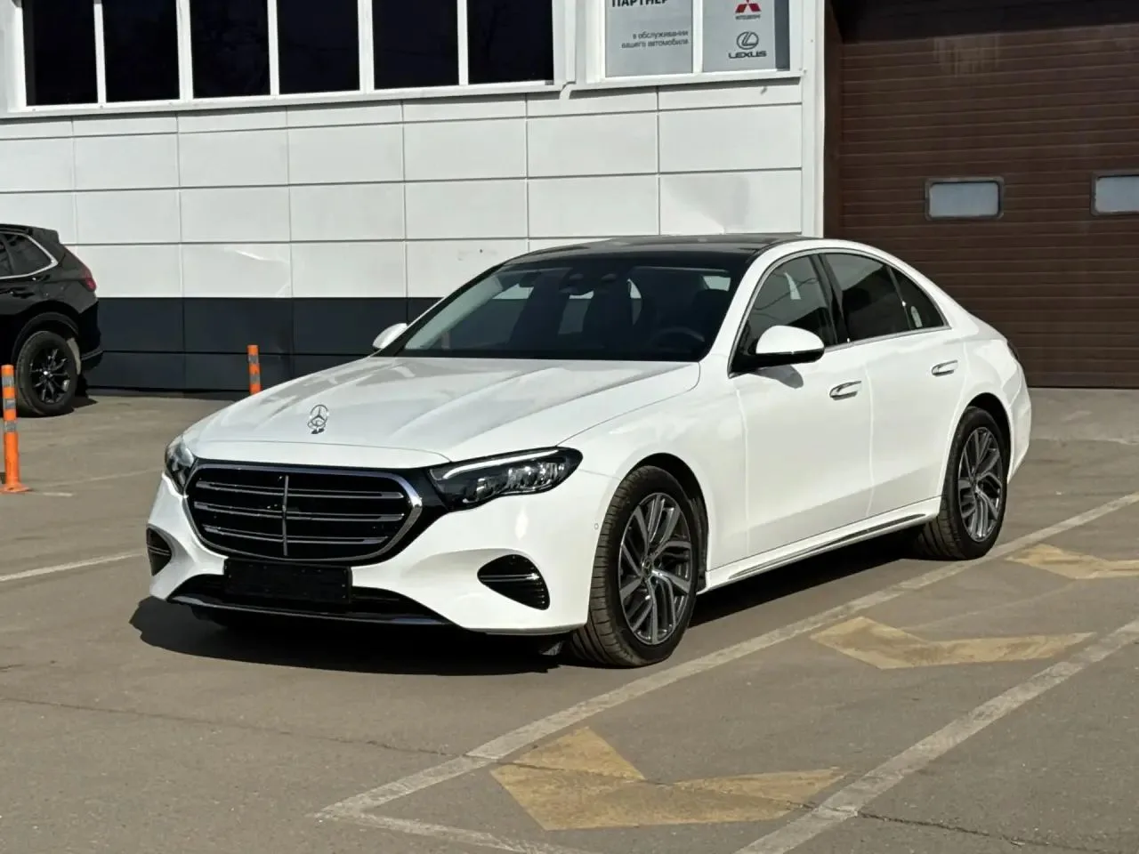 Mercedes-Benz E-класс E220d 4MATIC 2.0 дизель 2025 (белый на коричневом)
