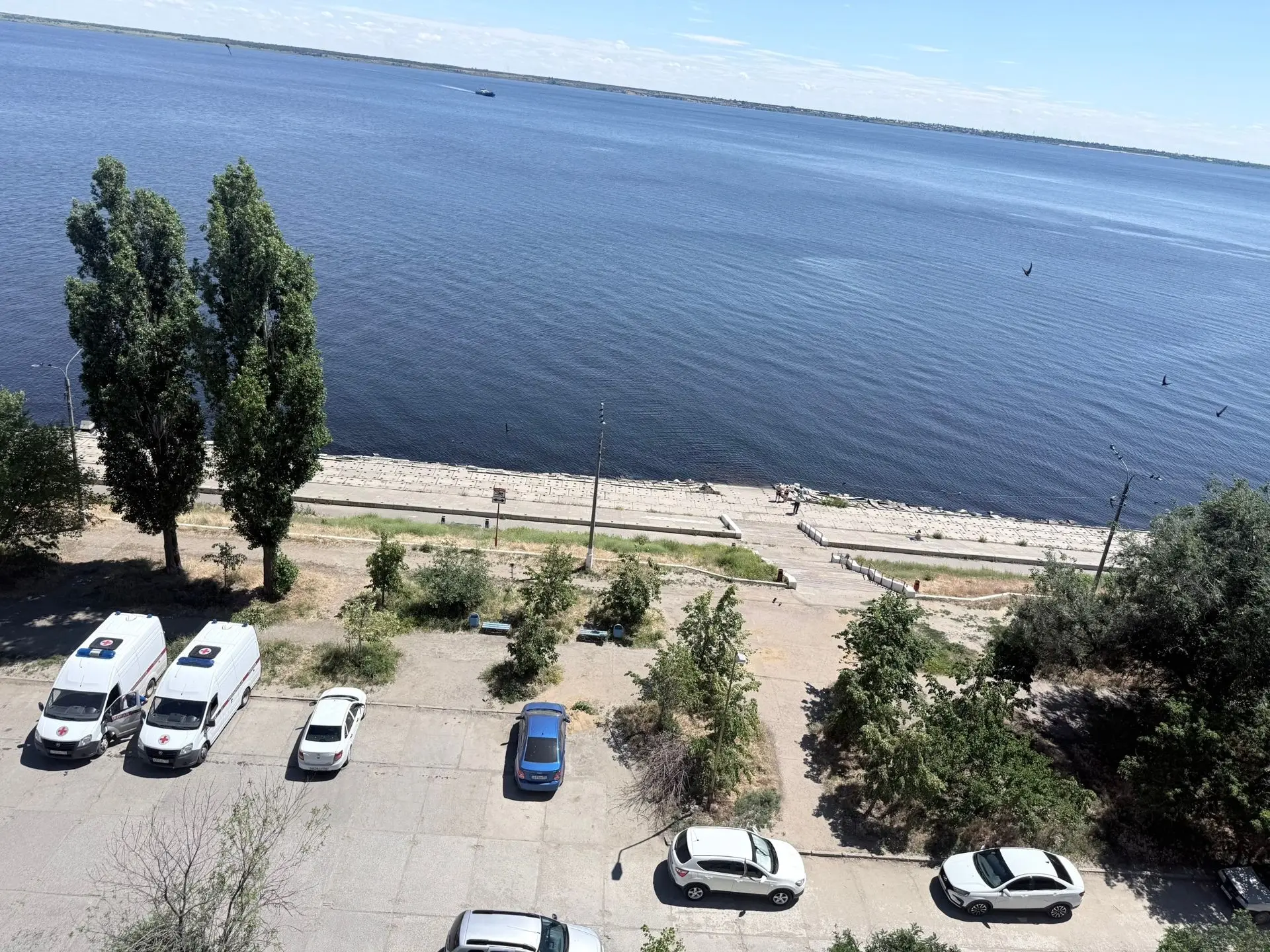 А из нашего окна видна набережная и Волга. 6 мкр