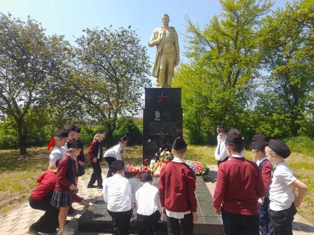 Есть память, которой не будет конца… 🌹  Сегодня наши третьеклассники совершили важный шаг в сохранен