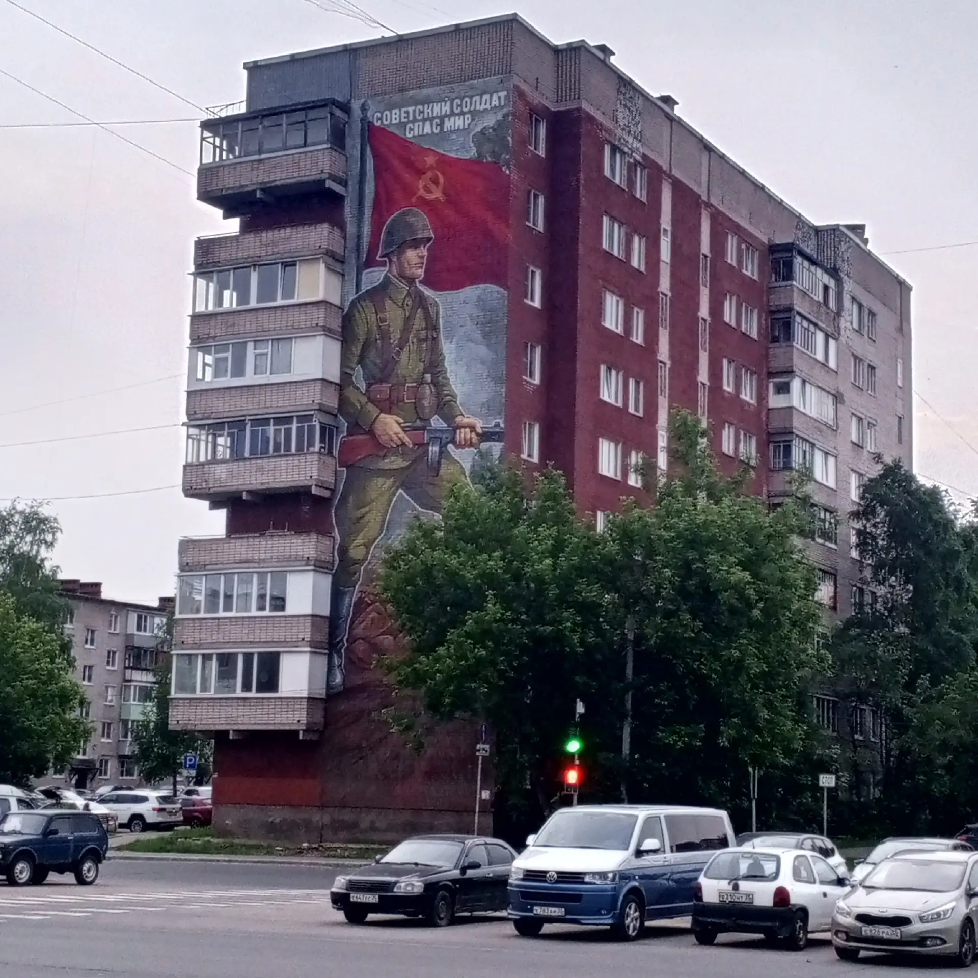 Мурал на доме 168 по проспекту Победы готов. На создание изображения советского солдата новосибирско