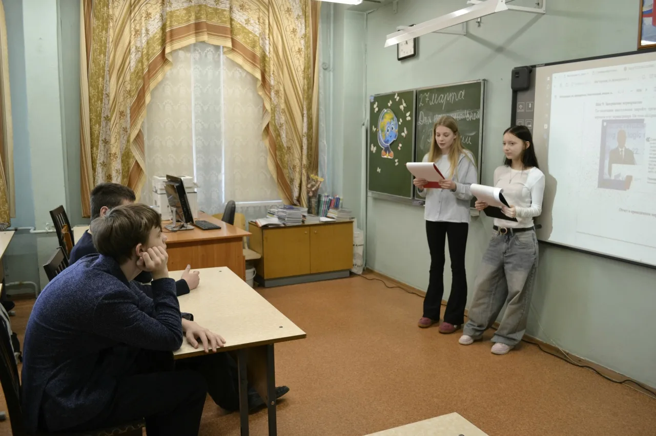 27 марта 2026 года в рамках празднования Дня Росгвардии 8 б класс под руководством советника директо