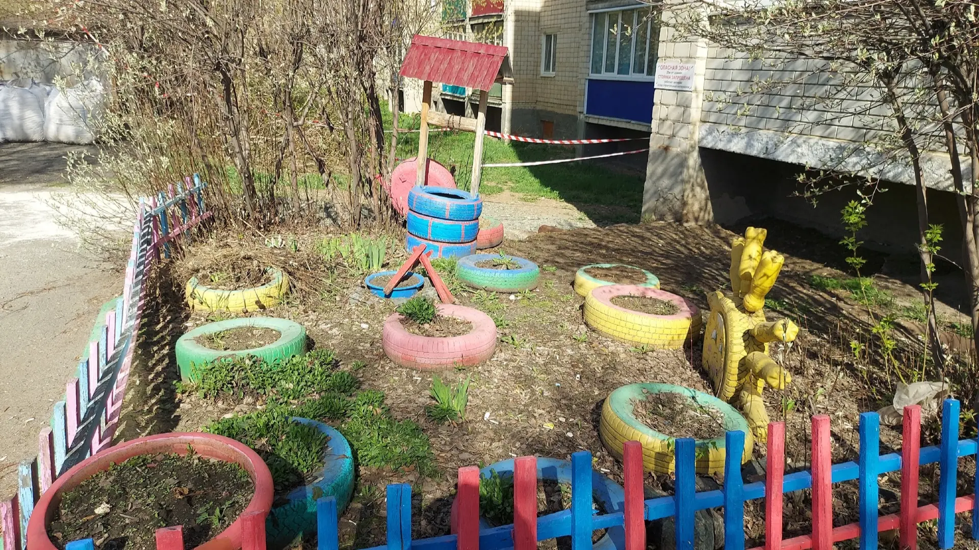Уважаемые жители дома по ул. Молодежная 21"б" ,которые украсили свои клумбы автопокрашками, а их не 