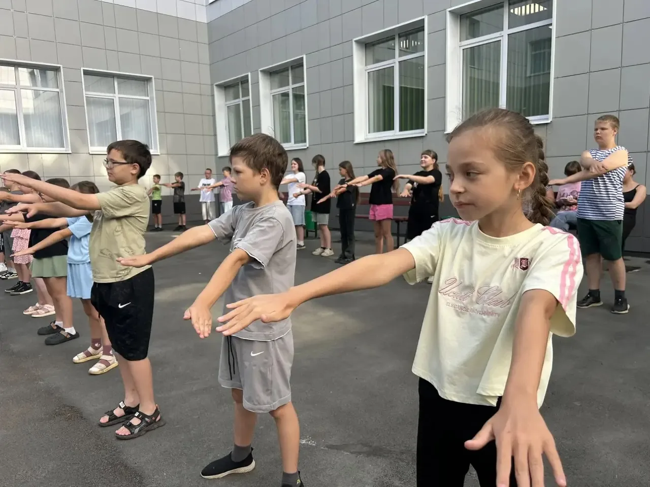 В нашем лагере дневного пребывания «Страна приключений» концентрация талантов, смеха и спортивного а
