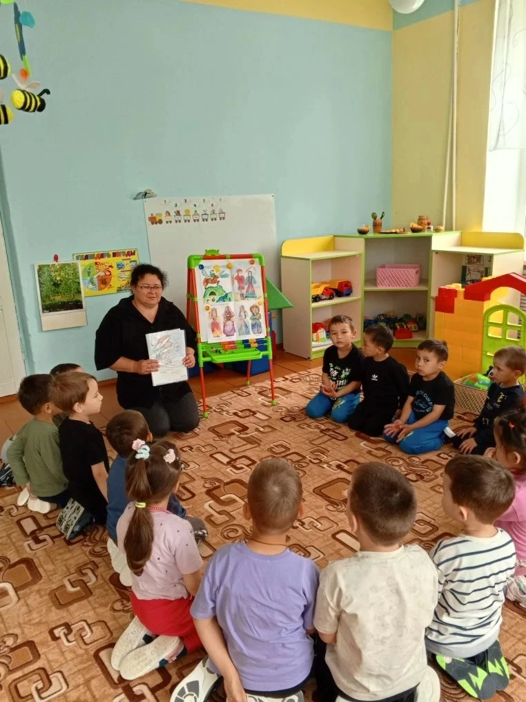 Бөгөн "Тамсыҡайҙар" һәм " Бал ҡорттары " төркөмө балалары "Урал батыр" әкиәте менән тан...