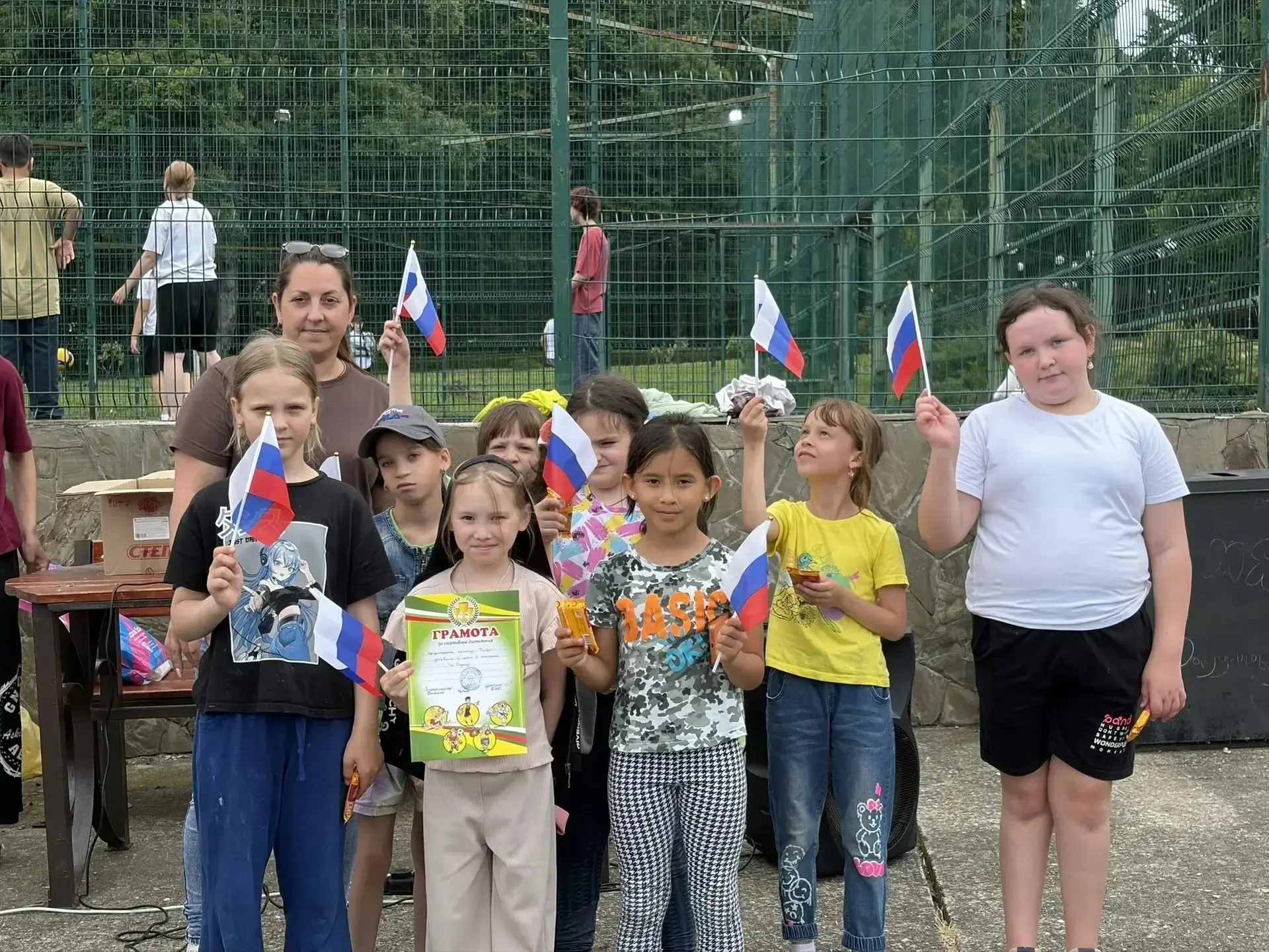 🇷🇺 Флешмоб «Мы — Россия!». Наша главная площадь превратилась в живой триколор. Ребята подготовили 