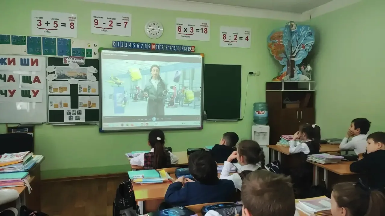Утро понедельника в лицее традиционно началось с торжественной линейки, церемонии выноса Государстве