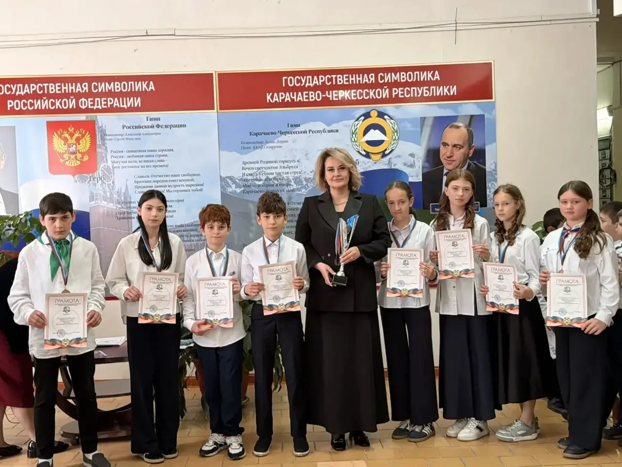 🏆 Также в ходе линейки были награждены учащиеся, которые на минувшей неделе достойно представили лиц