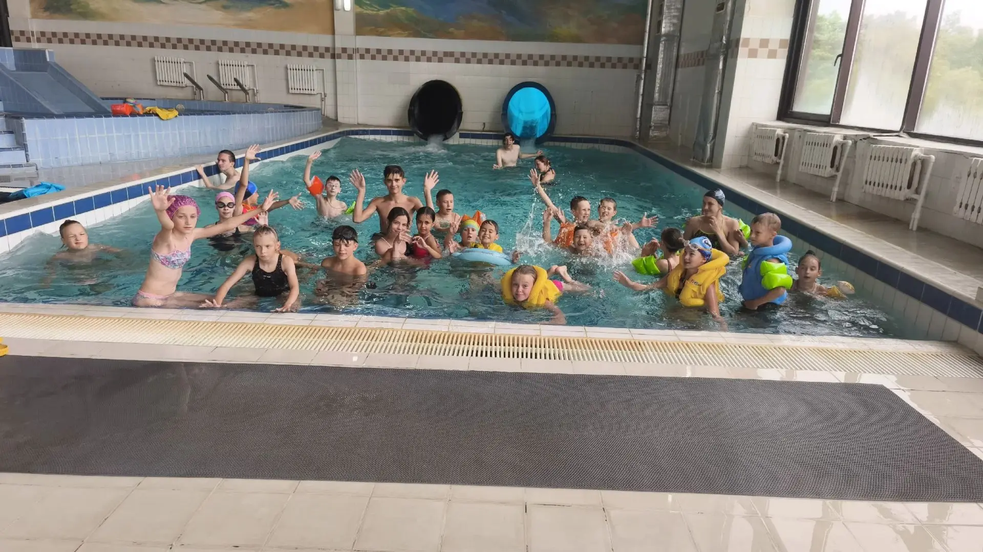 День воды 💦🏊🏼‍♀️🫧

Все знают, что в лагере Дома детского творчества каждый отряд обязательно пос