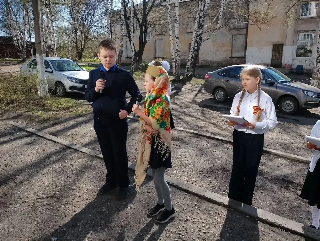 Традиционно сегодня прошла акция «Бессмертный полк» для учащихся 4-х классов, где ребята пронесли по