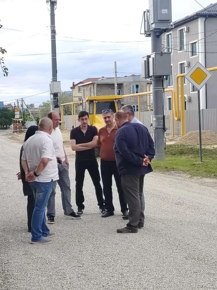 Провёл выездное совещание с дорожными службами в селе Витязево (ул. Майора Витязя).