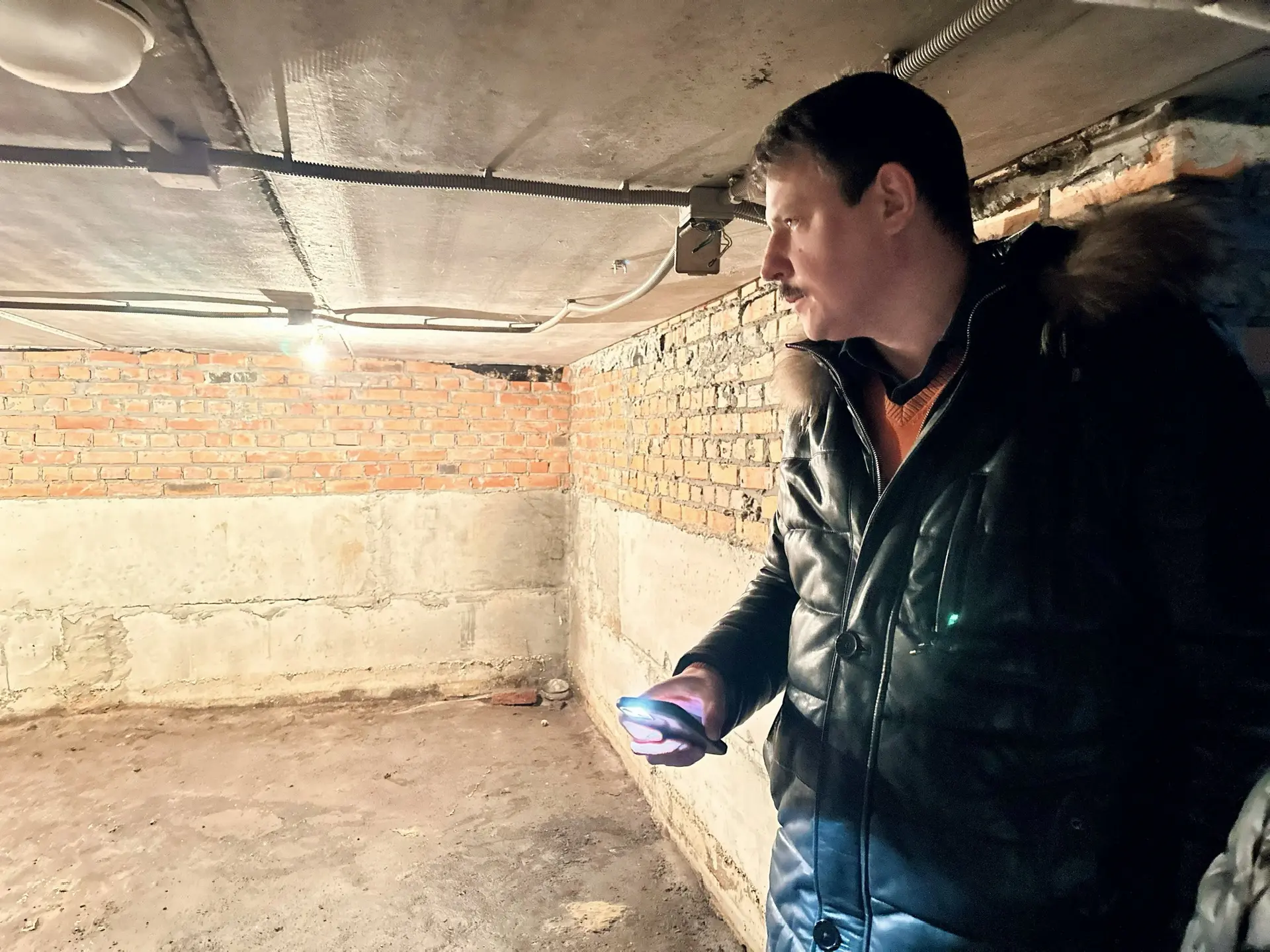 Жилищные инспекторы вместе с собственниками осмотрели подвал дома №16 на бульваре Бориса Щербины   Н