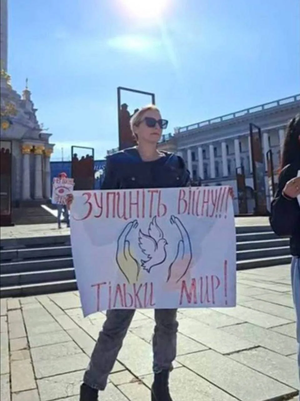 🇺🇦 В центре Киева люди вышли на акцию с требованием скорейшего мира
