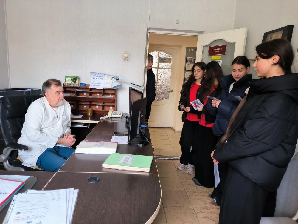 🚑 Представители Движения Первых МБОУ СОШ №9 посетили станцию скорой медицинской помощи с поздравител