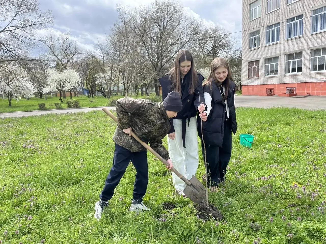 Средняя школа  №18 присоединилась к международной акции «Сад памяти» 🌳, в рамках которой активисты в