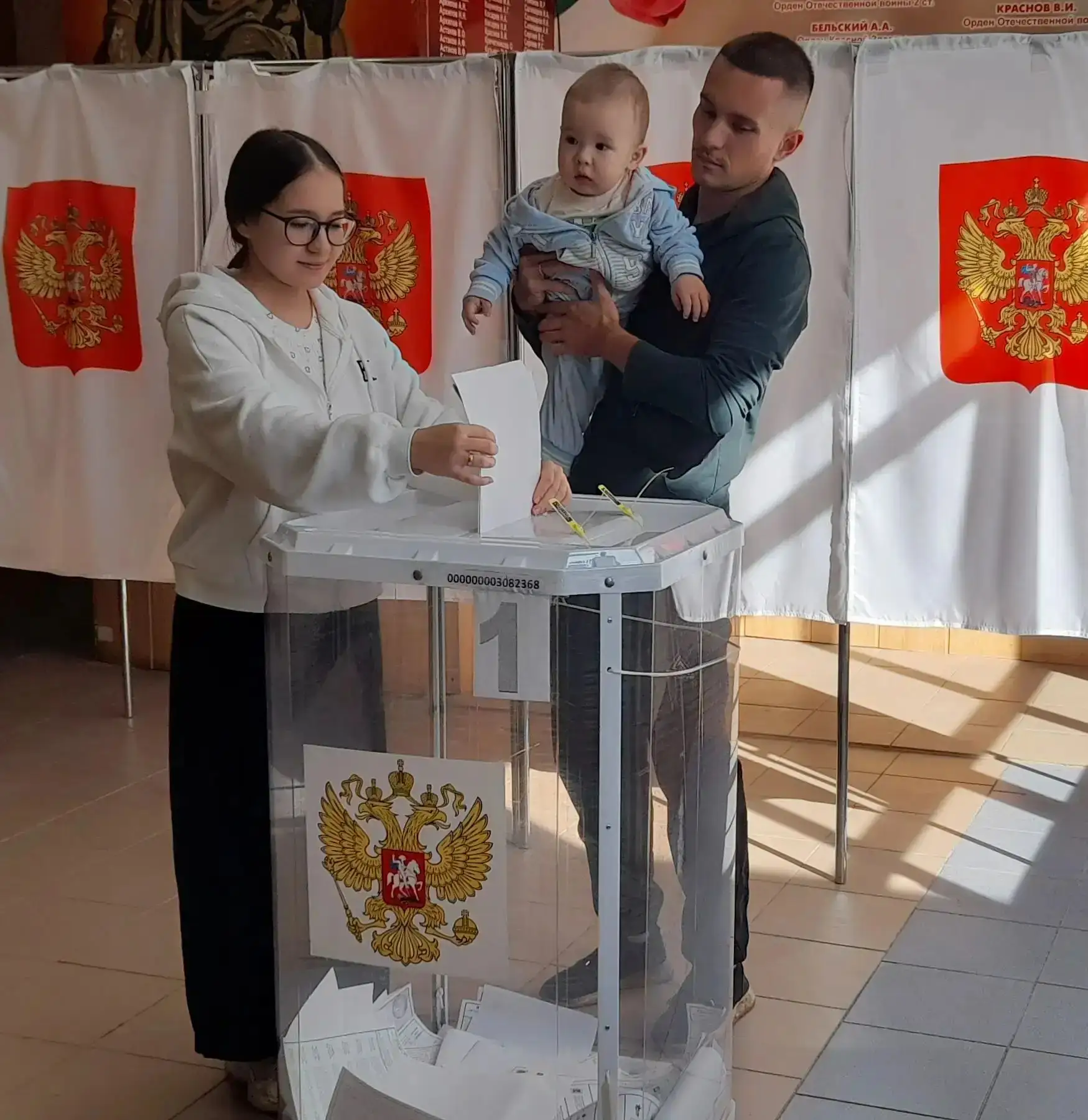 На УИК 2713 в селе Тобурданово сегодня особенно тепло и по-семейному: здесь свой гражда...