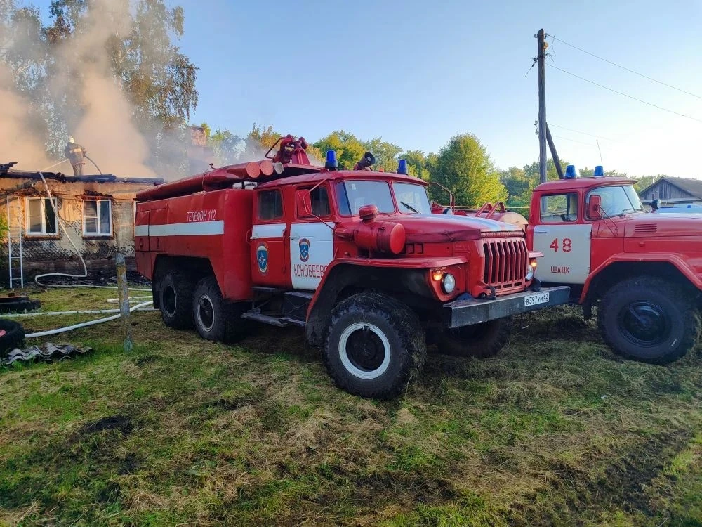 В селе Черная Слобода сегодня ночью произошел пожар, пострадали три семьи. Их жилища ст...