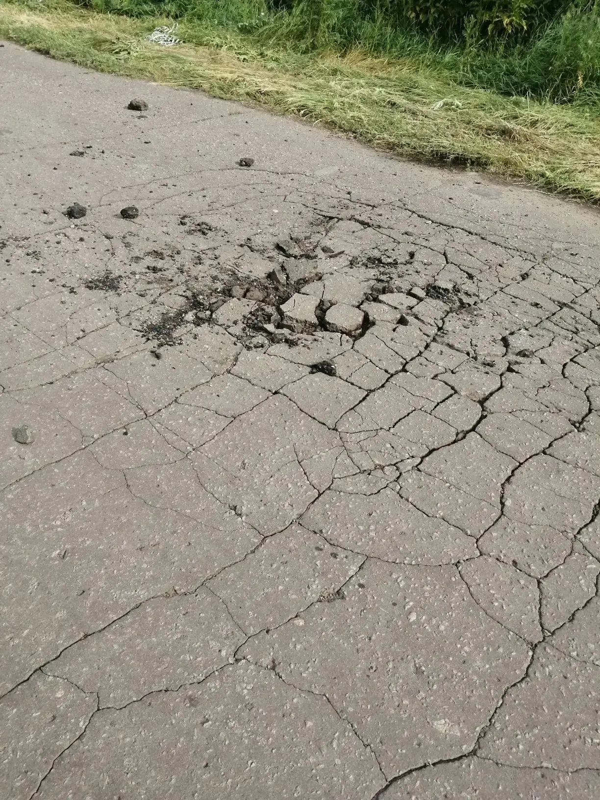 Прошу районную администрацию обратить внимание на дорожное полотно х. Маринского. Такая дорога у нас