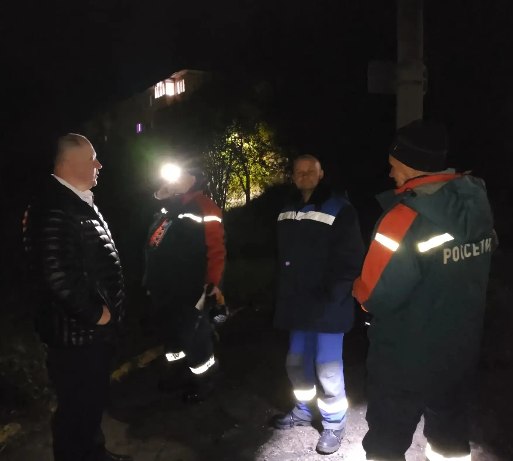 Энергетики всю ночь подключали дома в Озёрске к электричеству