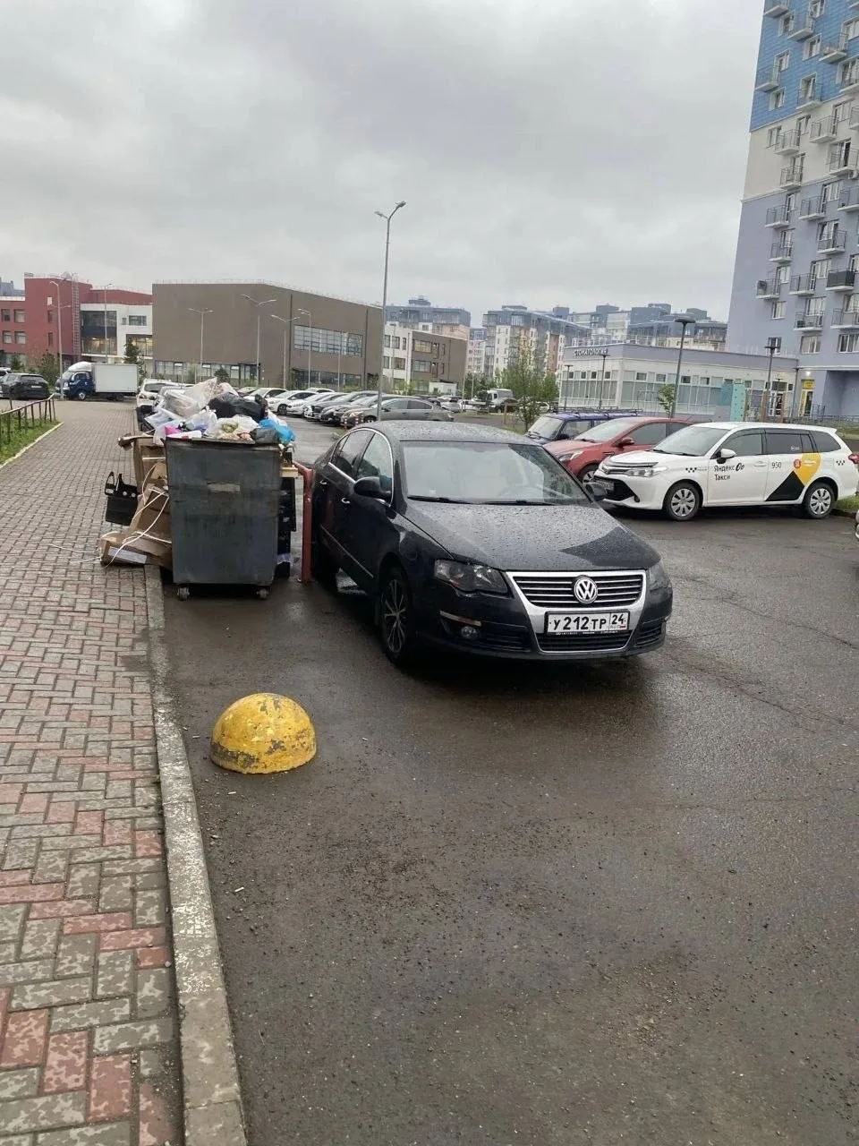 Паркуя так свои авто, вы не только показываете своё свинское отношение к соседям, но и ...