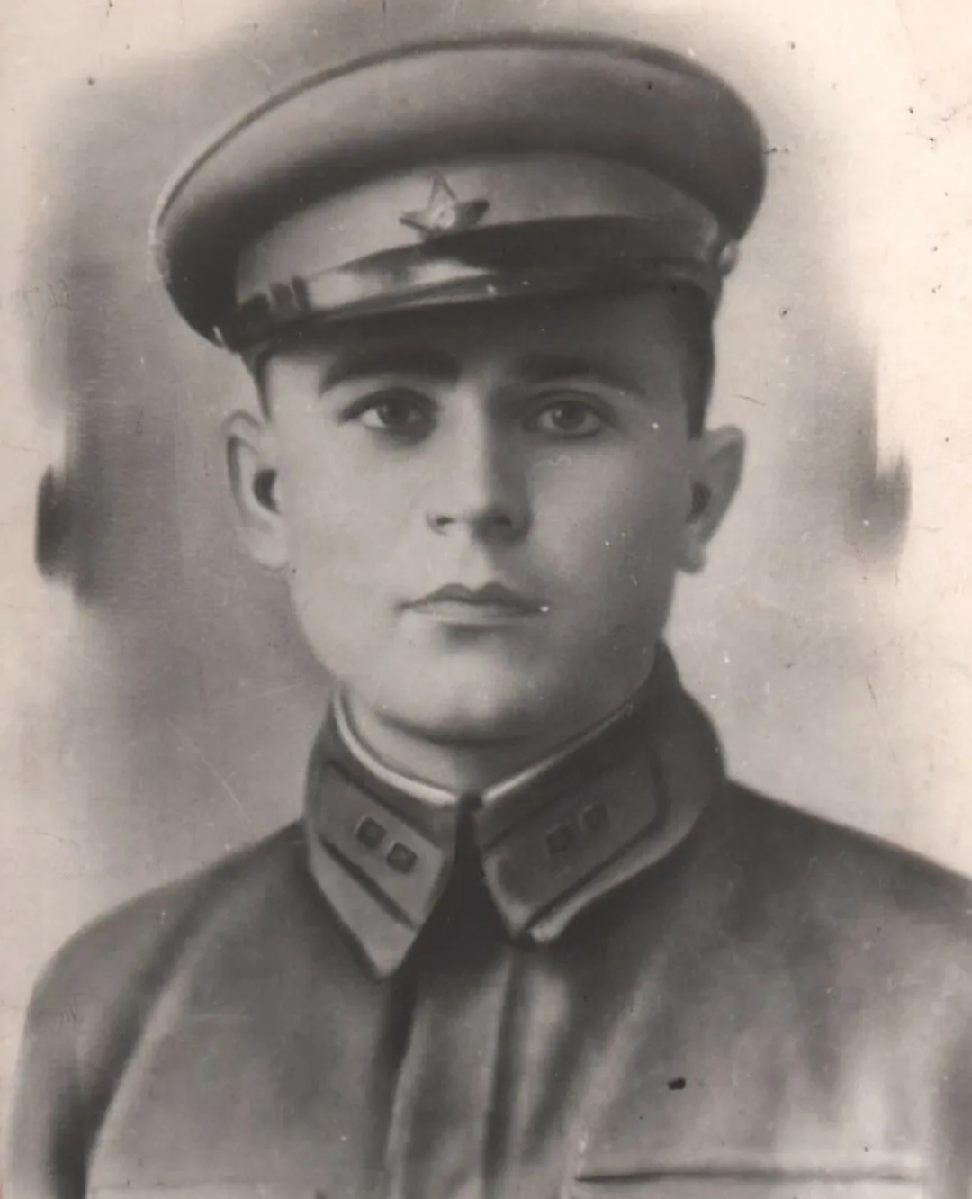 Ужахов Ахмет Мусиевич родился в 1920 году в селении Базоркино Пригородного района Чечено-Ингушской А